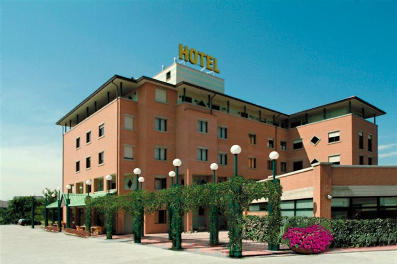 Leonardo Hotel Parma Exteriör bild